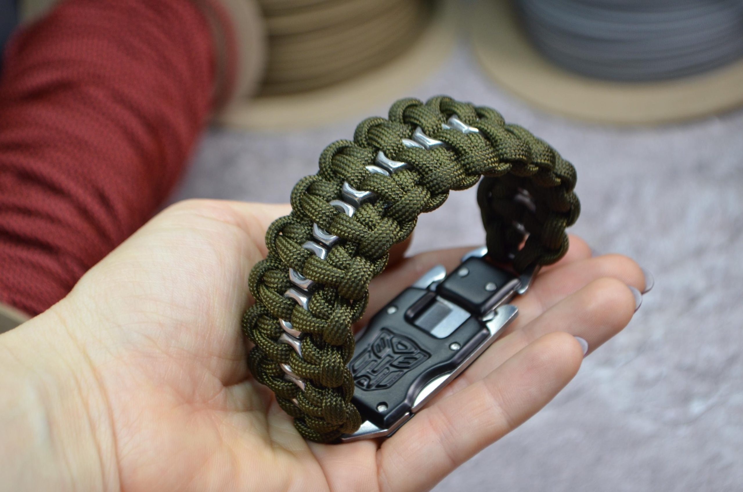 mens-paracord-bracelet-with-knife-buckle-1 Men's Paracord Bracelet with Knife Buckle - Image 1