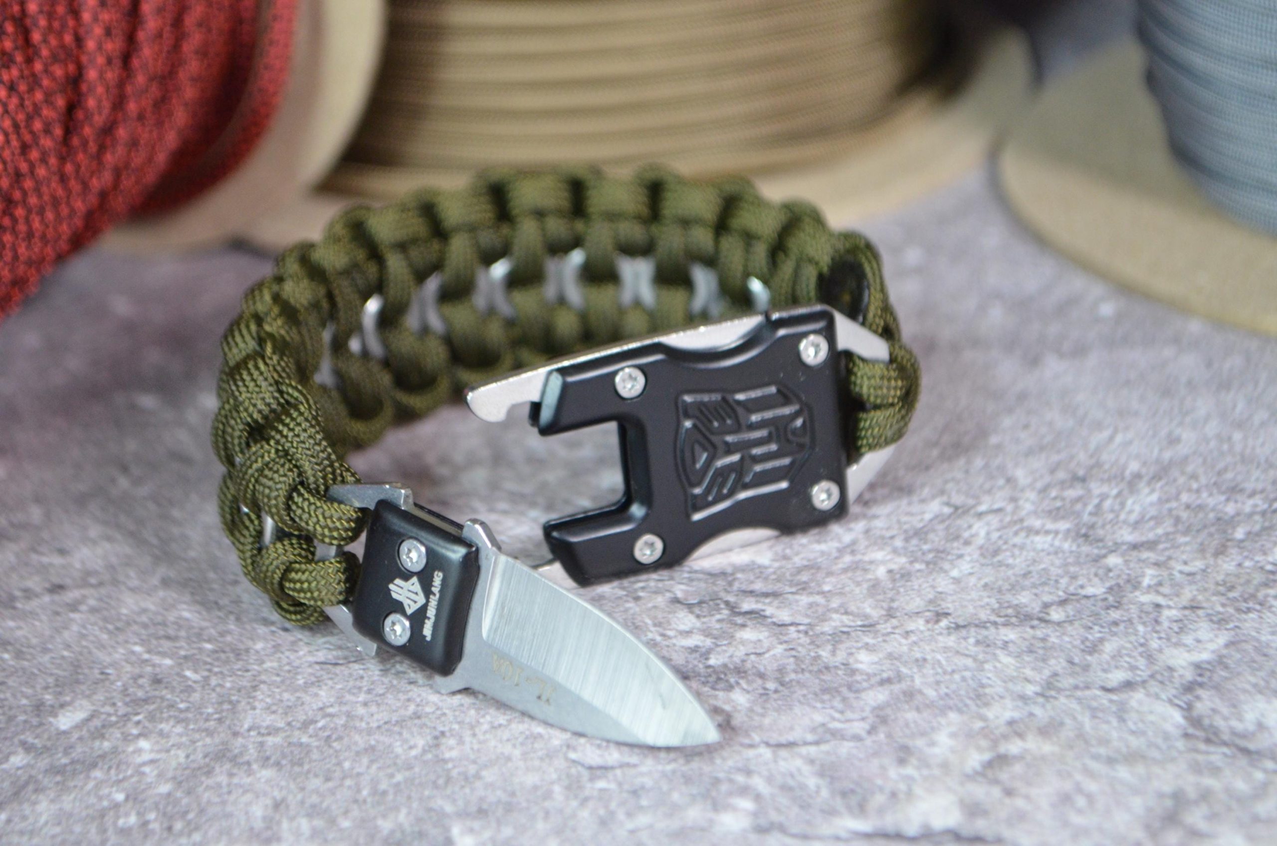 mens-paracord-bracelet-with-knife-buckle-2 Men's Paracord Bracelet with Knife Buckle - Image 2