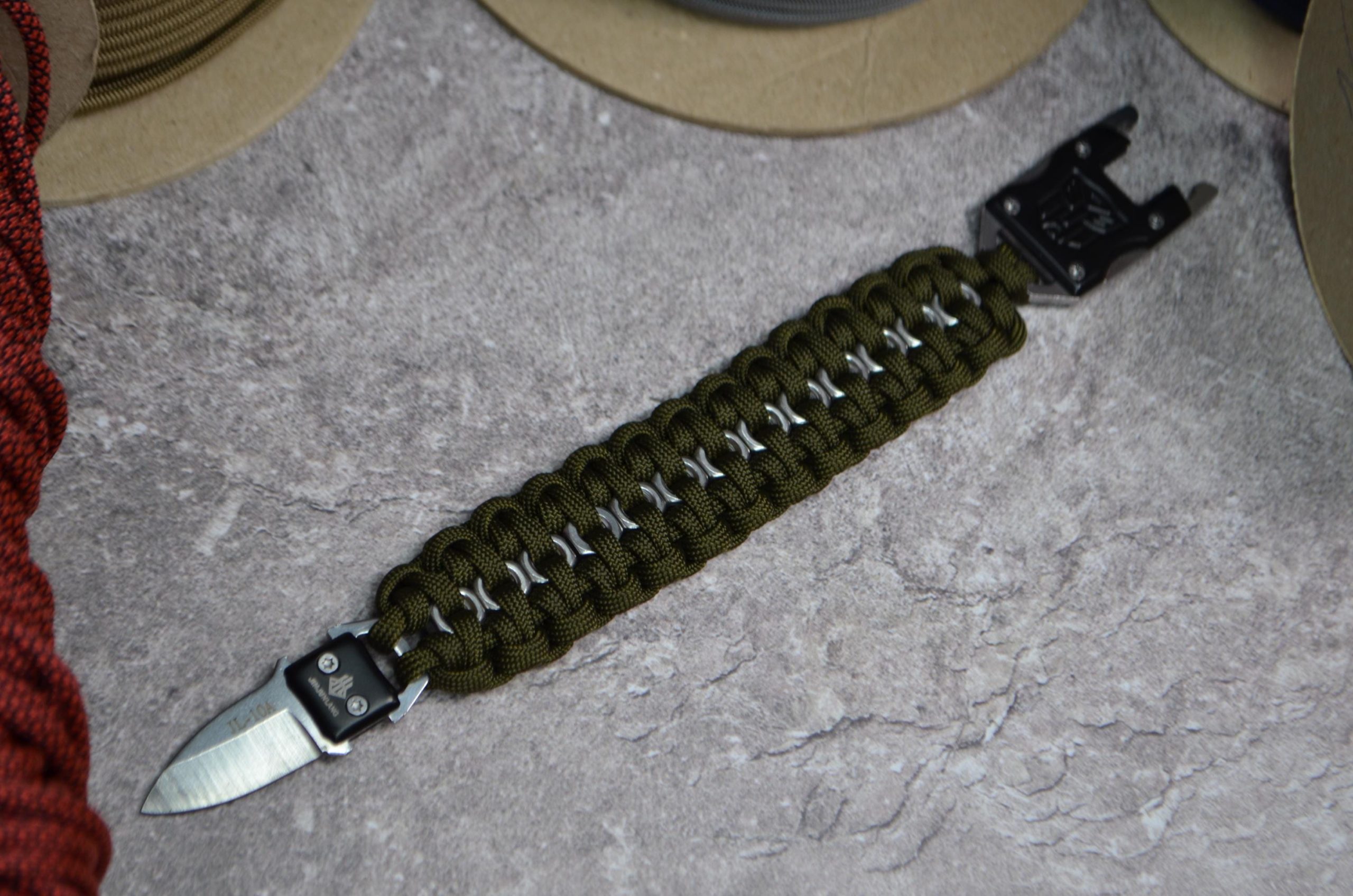 mens-paracord-bracelet-with-knife-buckle-3 Men's Paracord Bracelet with Knife Buckle - Image 3