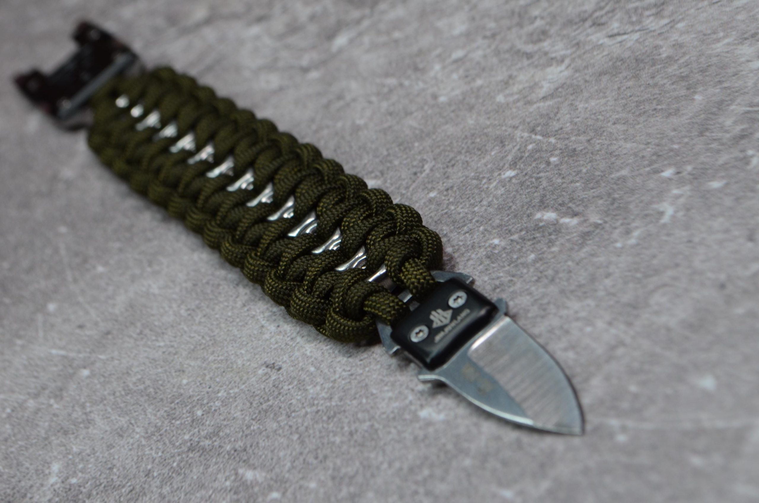 mens-paracord-bracelet-with-knife-buckle-4 Men's Paracord Bracelet with Knife Buckle - Image 4